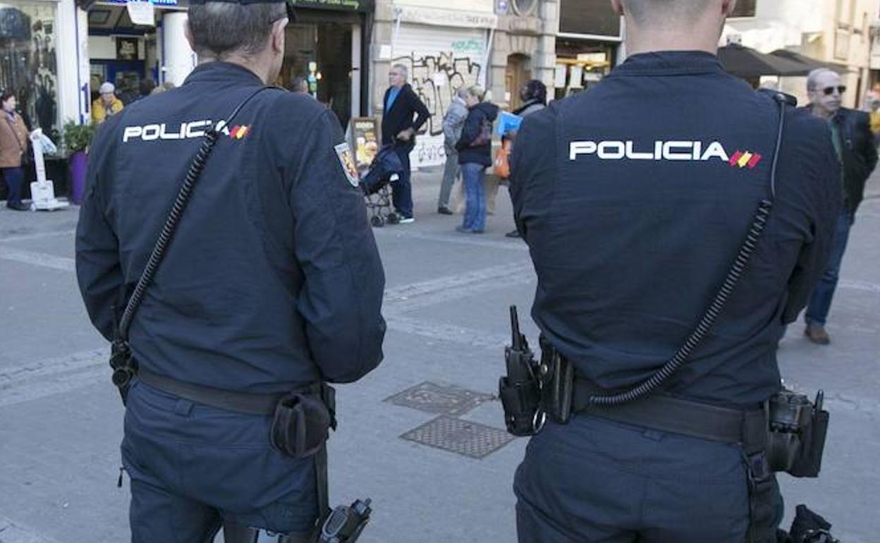 Dos agentes de la Policía Nacional, en una imagen de archivo. 