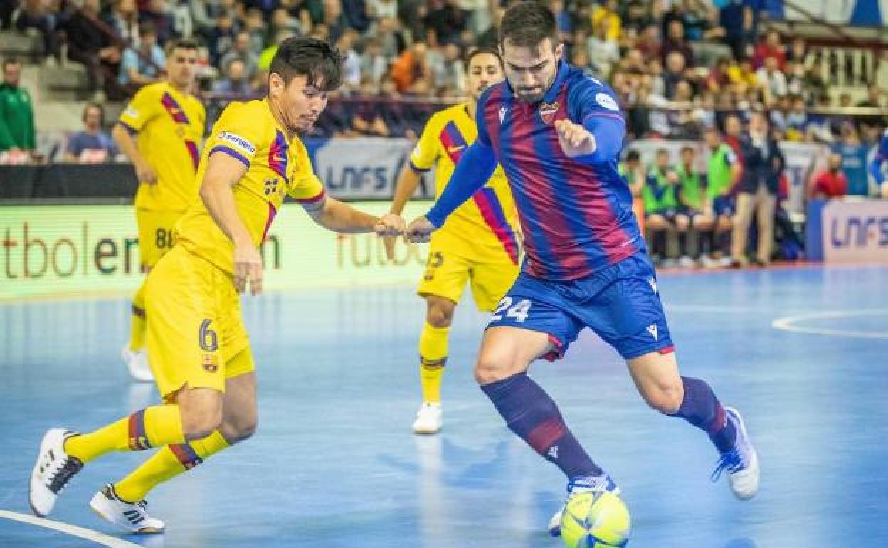 Levante y Barça, durante un encuentro, en una imagen de archivo.