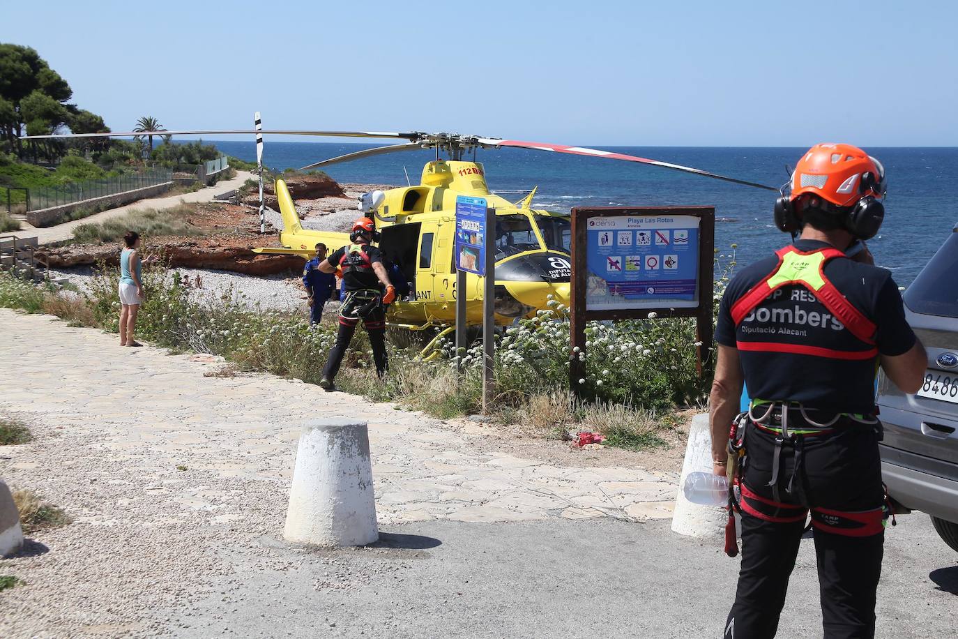 Fotos: Rescate de un joven en Dénia, herido grave al precipitarse al mar desde una altura de 10 metros en una cala nudista