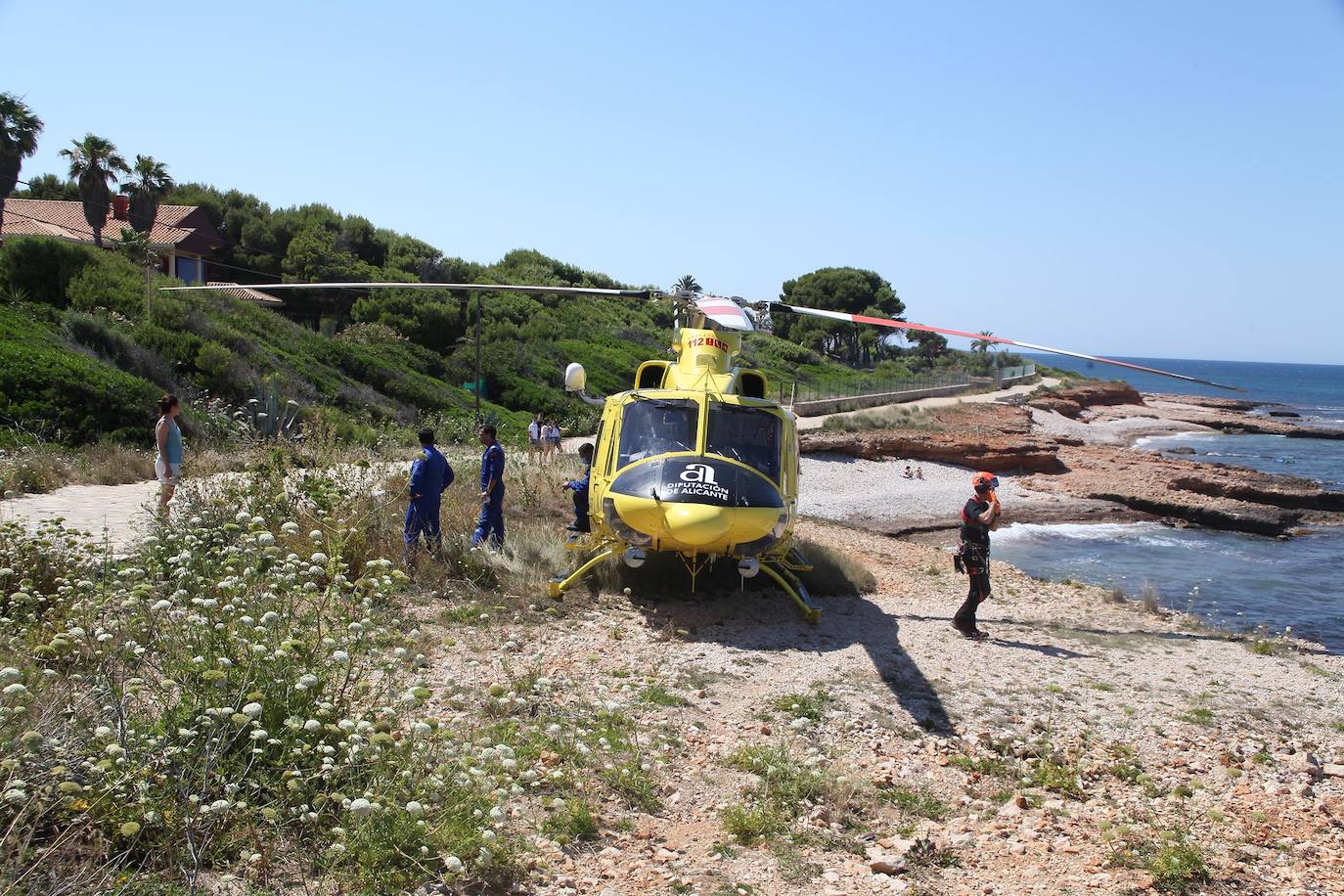 Fotos: Rescate de un joven en Dénia, herido grave al precipitarse al mar desde una altura de 10 metros en una cala nudista