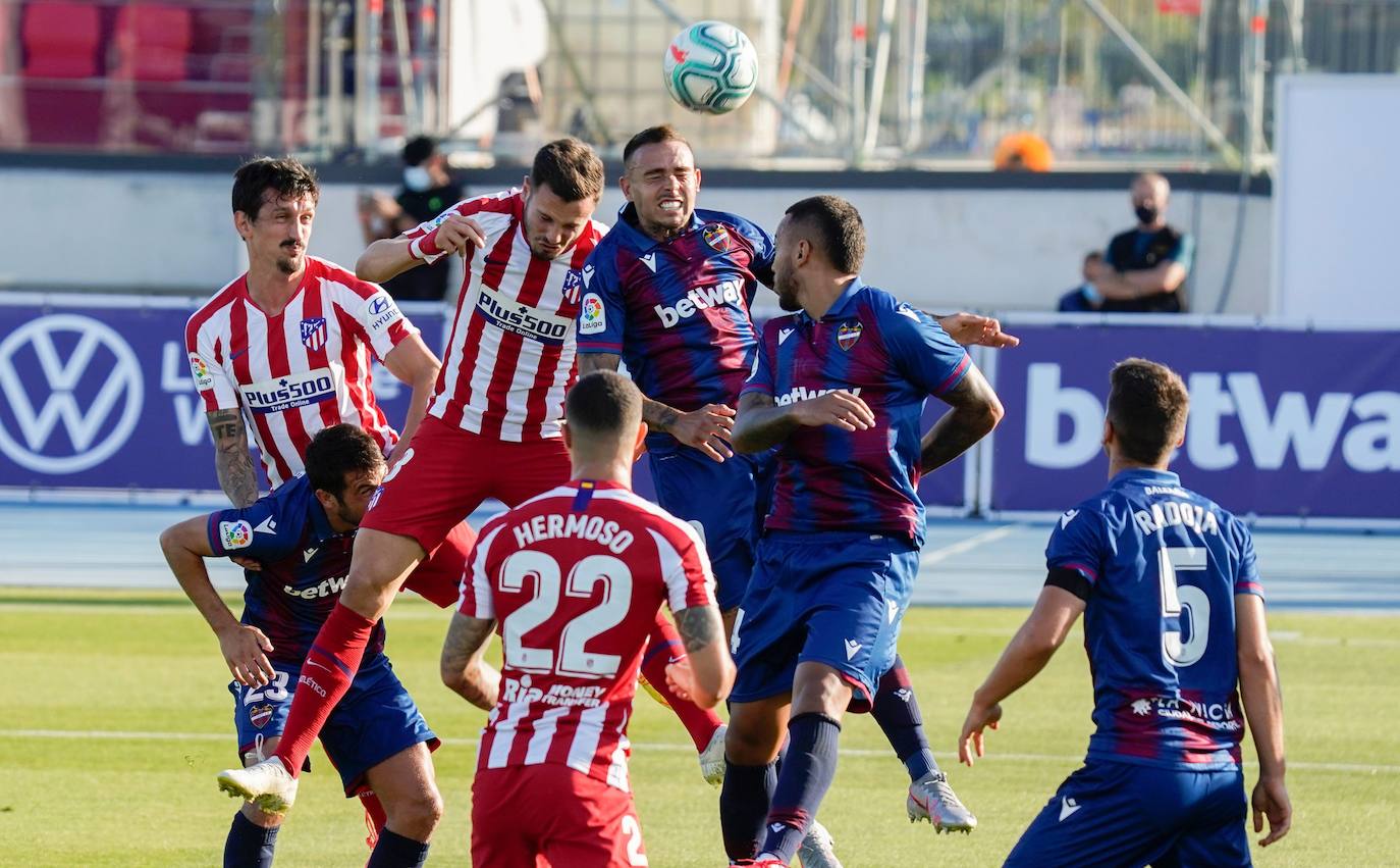 El Atlético se afianza en la tercera plaza en un encuentro en el que los 'colchoneros' arrancaron de forma demoledora y que se equilibró en la segunda parte.