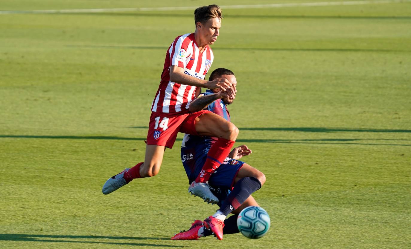 El Atlético se afianza en la tercera plaza en un encuentro en el que los 'colchoneros' arrancaron de forma demoledora y que se equilibró en la segunda parte.