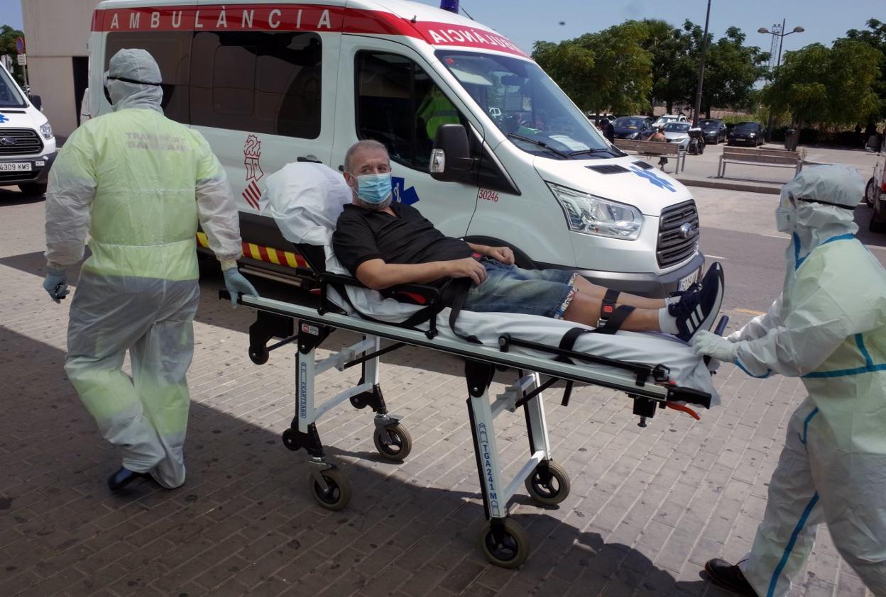 Salvador Pinto, ayer, junto a la ambulancia que le trasladó desde el Hospital la Fe a su domicilio en Alzira. 