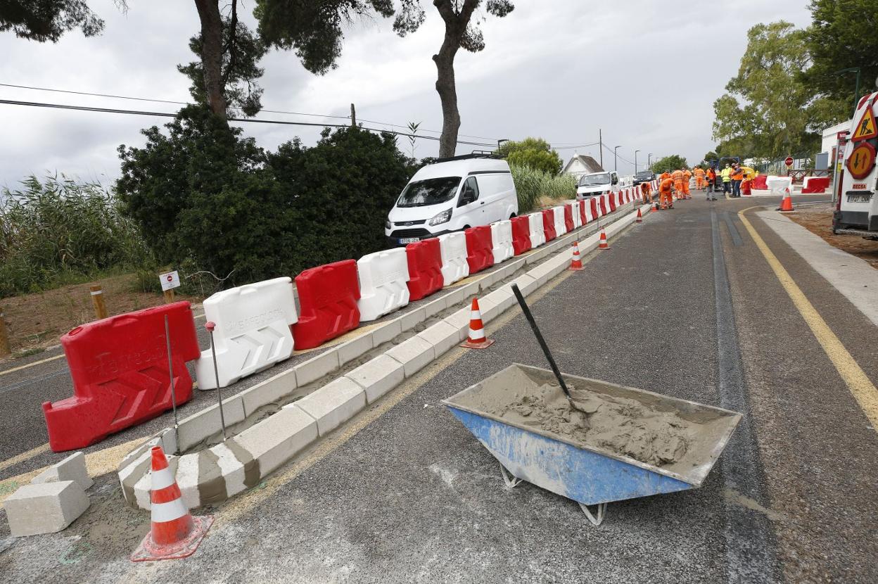 Obras en la carretera de El Saler el pasado día 8. jesús signes