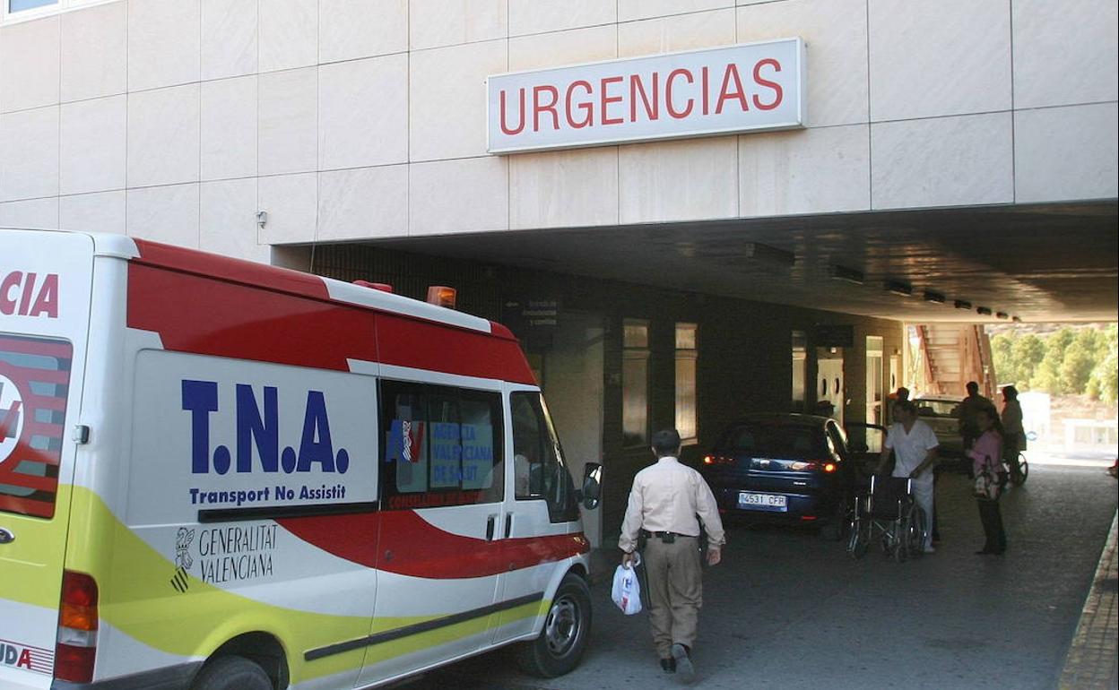 Una ambulancia entrando en el Hospital de Elda. 