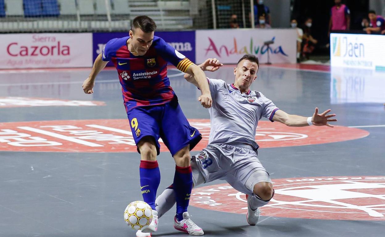 Maxi Rescia realiza una acción defensiva durante el partido del martes. 