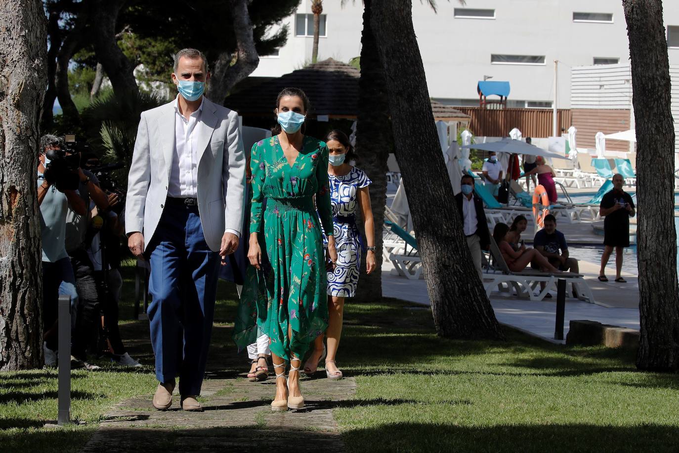 Los Reyes han protagonizado en Palma la segunda parada en su gira autonómica que comenzaron el pasado martes en Canarias. La Reina ha apostado por un look de coleta, vestido verde con explosión de flores de la firma francesa Maje y alpargatas de la firma Mint & Rose.