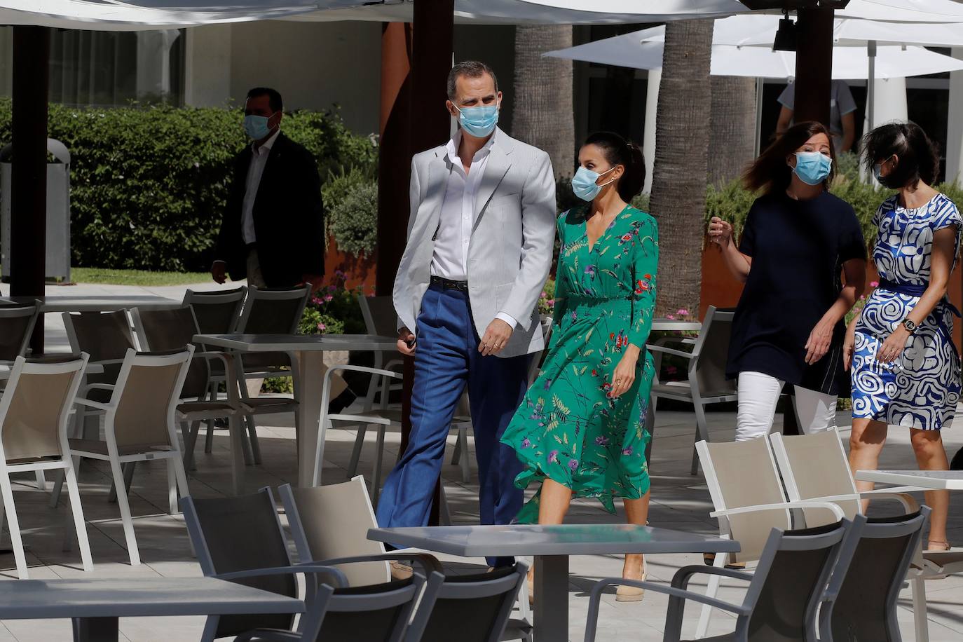 Los Reyes han protagonizado en Palma la segunda parada en su gira autonómica que comenzaron el pasado martes en Canarias. La Reina ha apostado por un look de coleta, vestido verde con explosión de flores de la firma francesa Maje y alpargatas de la firma Mint & Rose.