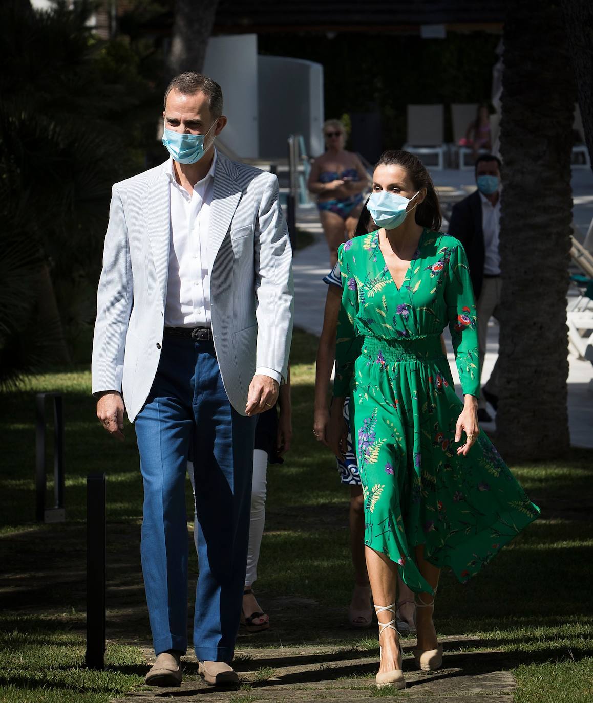 Los Reyes han protagonizado en Palma la segunda parada en su gira autonómica que comenzaron el pasado martes en Canarias. La Reina ha apostado por un look de coleta, vestido verde con explosión de flores de la firma francesa Maje y alpargatas de la firma Mint & Rose.