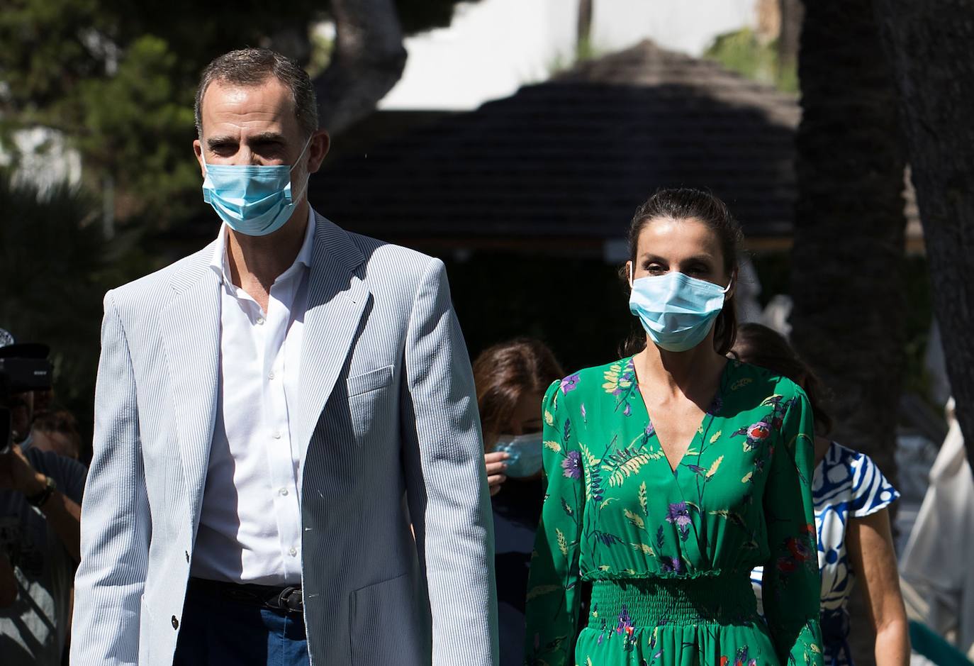 Los Reyes han protagonizado en Palma la segunda parada en su gira autonómica que comenzaron el pasado martes en Canarias. La Reina ha apostado por un look de coleta, vestido verde con explosión de flores de la firma francesa Maje y alpargatas de la firma Mint & Rose.