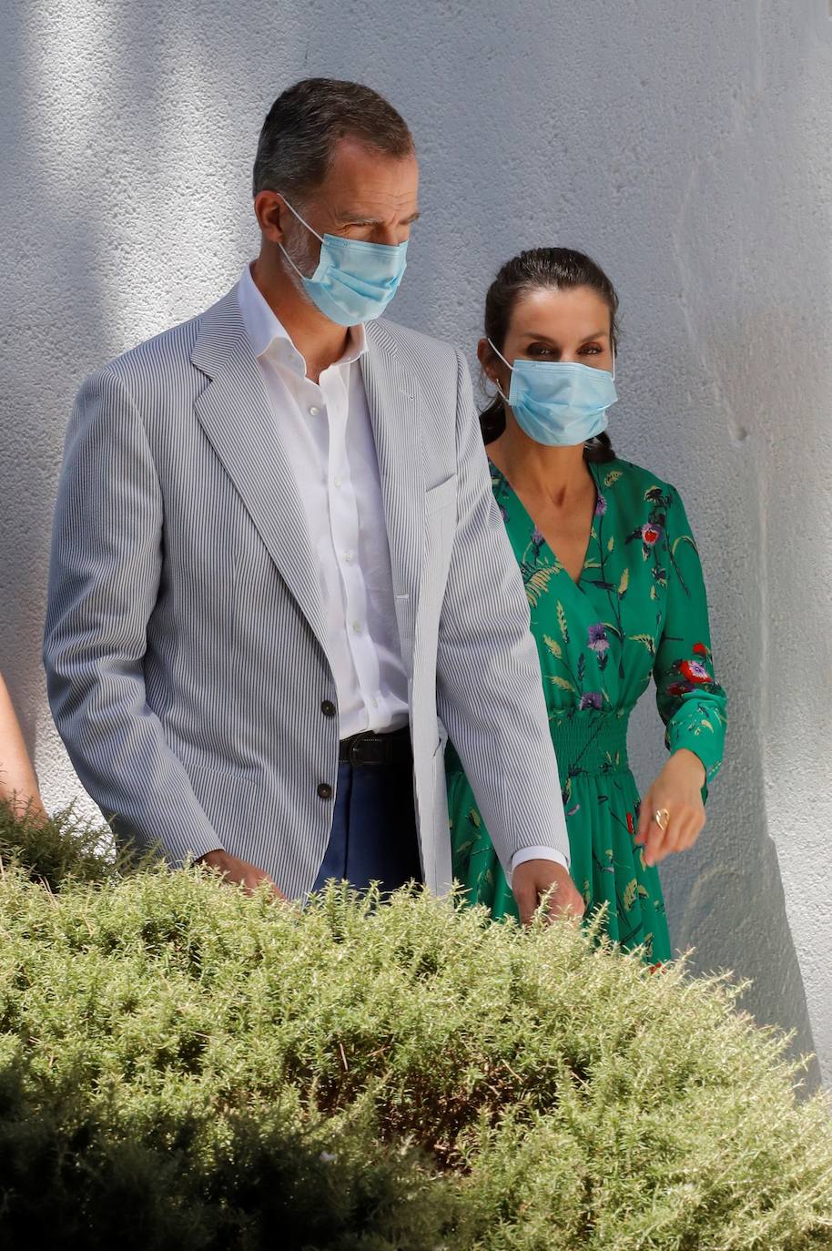 Los Reyes han protagonizado en Palma la segunda parada en su gira autonómica que comenzaron el pasado martes en Canarias. La Reina ha apostado por un look de coleta, vestido verde con explosión de flores de la firma francesa Maje y alpargatas de la firma Mint & Rose.