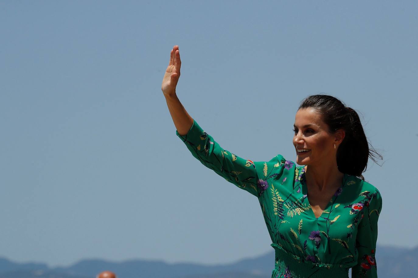 Los Reyes han protagonizado en Palma la segunda parada en su gira autonómica que comenzaron el pasado martes en Canarias. La Reina ha apostado por un look de coleta, vestido verde con explosión de flores de la firma francesa Maje y alpargatas de la firma Mint & Rose.