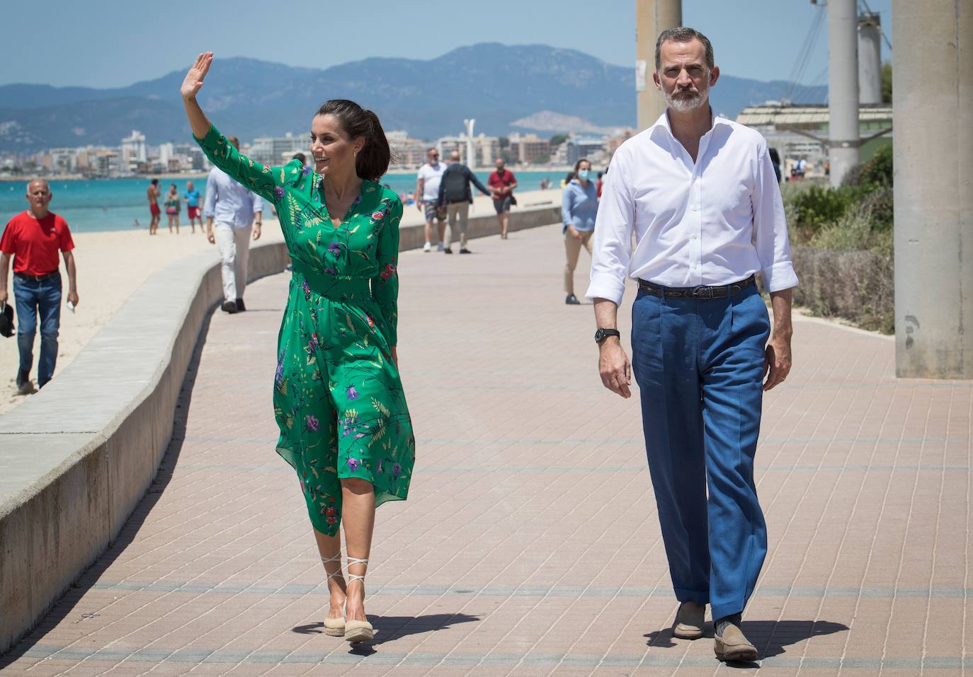 Los Reyes han protagonizado en Palma la segunda parada en su gira autonómica que comenzaron el pasado martes en Canarias. La Reina ha apostado por un look de coleta, vestido verde con explosión de flores de la firma francesa Maje y alpargatas de la firma Mint & Rose.