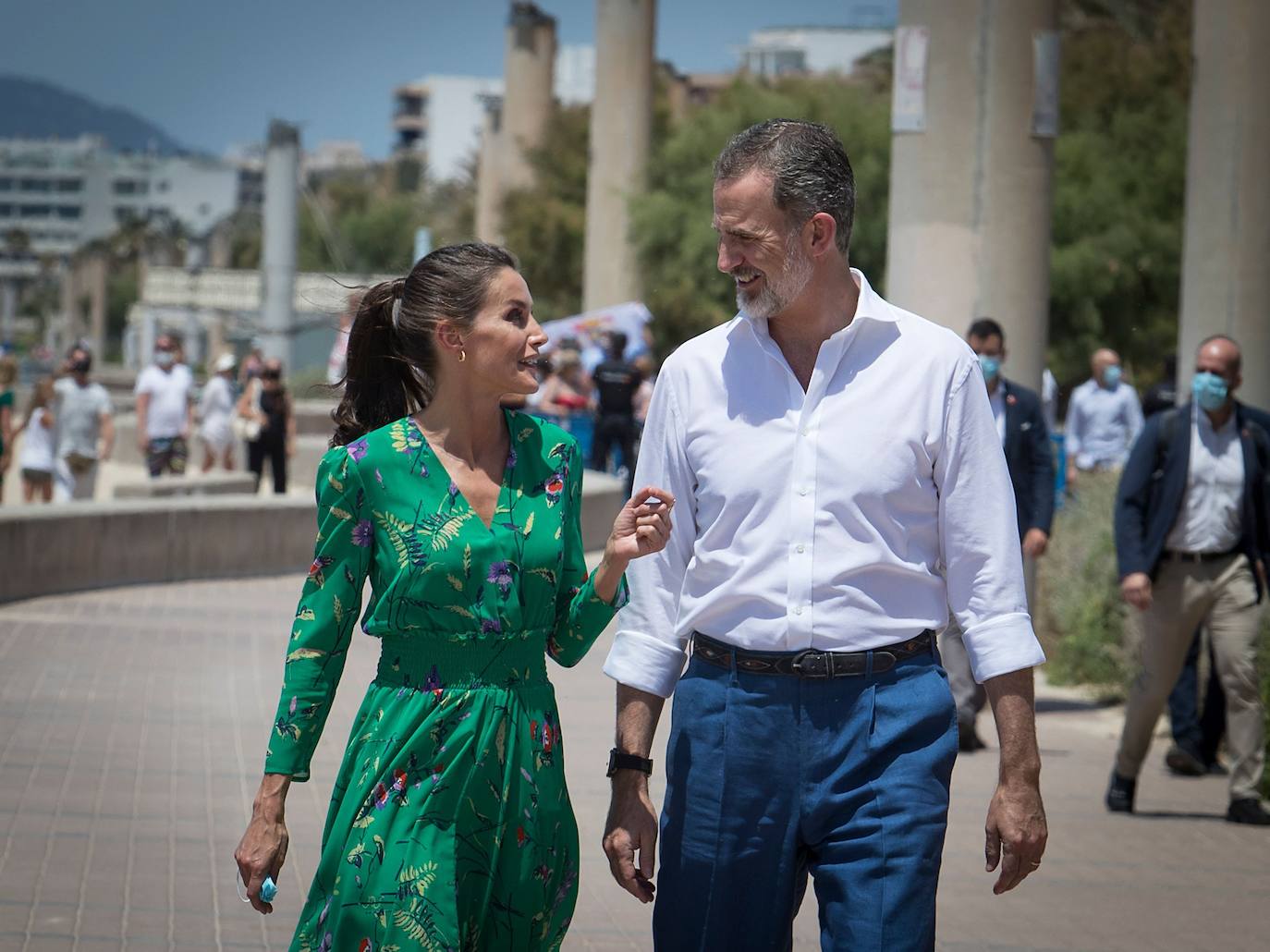 Los Reyes han protagonizado en Palma la segunda parada en su gira autonómica que comenzaron el pasado martes en Canarias. La Reina ha apostado por un look de coleta, vestido verde con explosión de flores de la firma francesa Maje y alpargatas de la firma Mint & Rose.