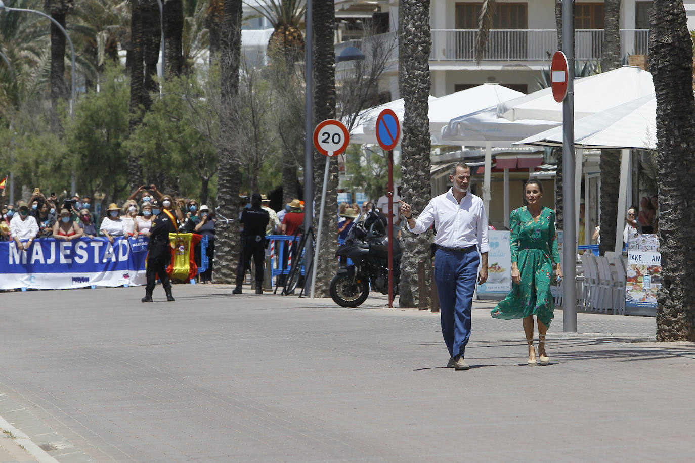 Los Reyes han protagonizado en Palma la segunda parada en su gira autonómica que comenzaron el pasado martes en Canarias. La Reina ha apostado por un look de coleta, vestido verde con explosión de flores de la firma francesa Maje y alpargatas de la firma Mint & Rose.