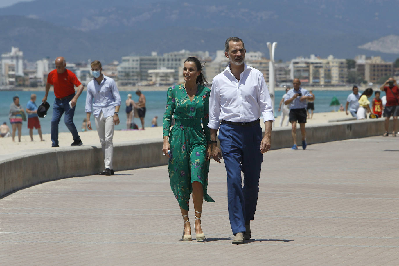 Los Reyes han protagonizado en Palma la segunda parada en su gira autonómica que comenzaron el pasado martes en Canarias. La Reina ha apostado por un look de coleta, vestido verde con explosión de flores de la firma francesa Maje y alpargatas de la firma Mint & Rose.