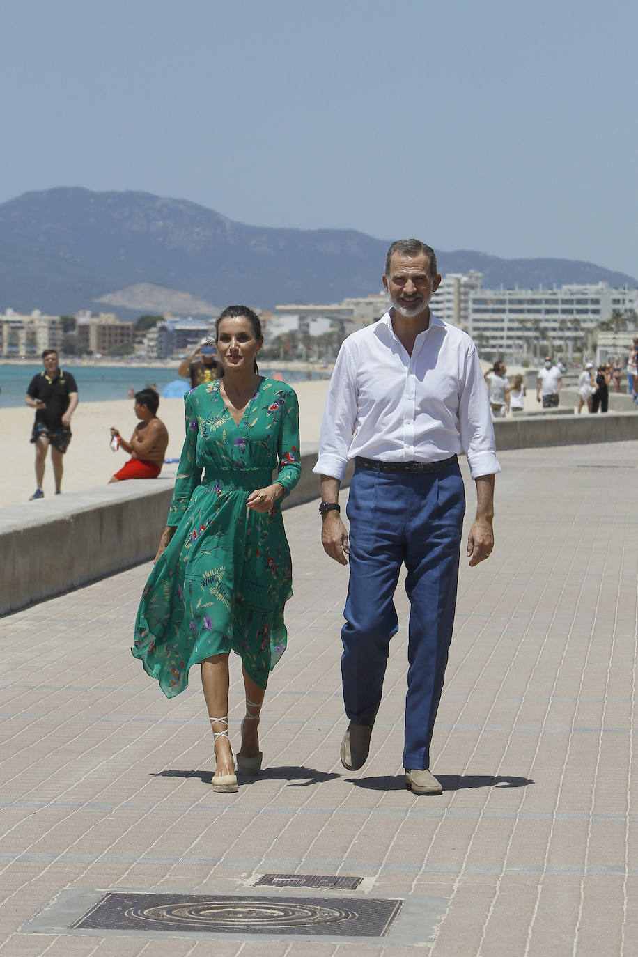 Los Reyes han protagonizado en Palma la segunda parada en su gira autonómica que comenzaron el pasado martes en Canarias. La Reina ha apostado por un look de coleta, vestido verde con explosión de flores de la firma francesa Maje y alpargatas de la firma Mint & Rose.