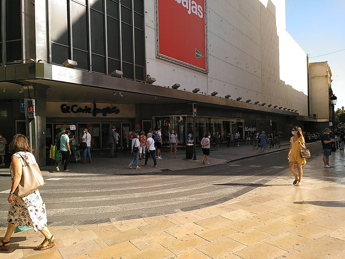 Centros comerciales, tiendas y clientes han dado la bienvenida a las rebajas de verano esta mañana en el centro de Valencia. Este año, el arranque de la temporada de descuentos se ha caracterizado por presentar una imagen atípica, sin largas colas y aglomeraciones debido a las medidas de seguridad implantadas por la pandemia de coronavirus. 