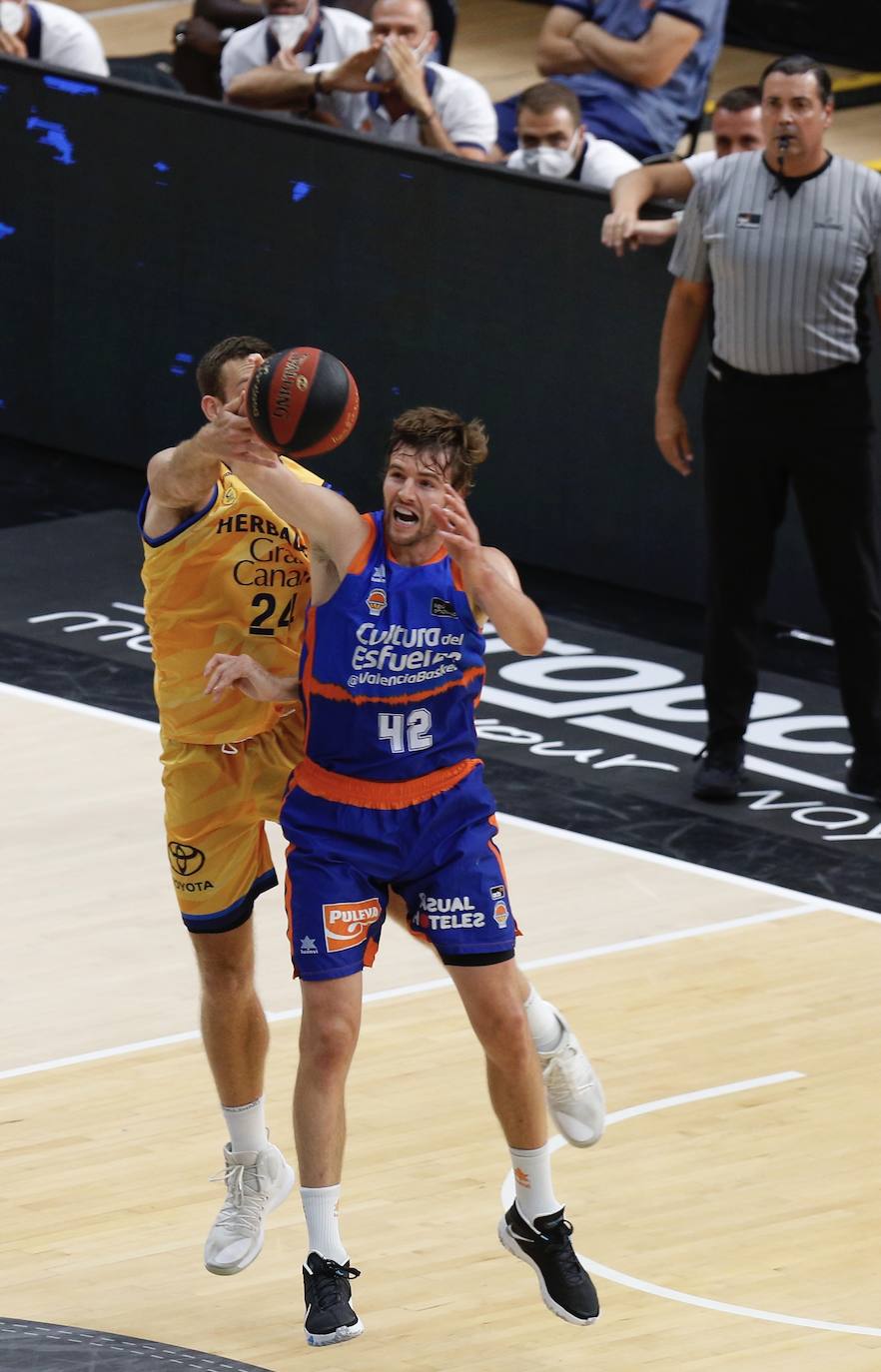 El Valencia Basket ha arrolado a un flojo Herbalife Gran Canaria en un triunfo que le clasifica para las semifinales de esta fase final de la Liga Endesa y que permite la histórica clasificación del San Pablo Burgos al tiempo que provoca una no menos inesperada eliminación del Real Madrid. 