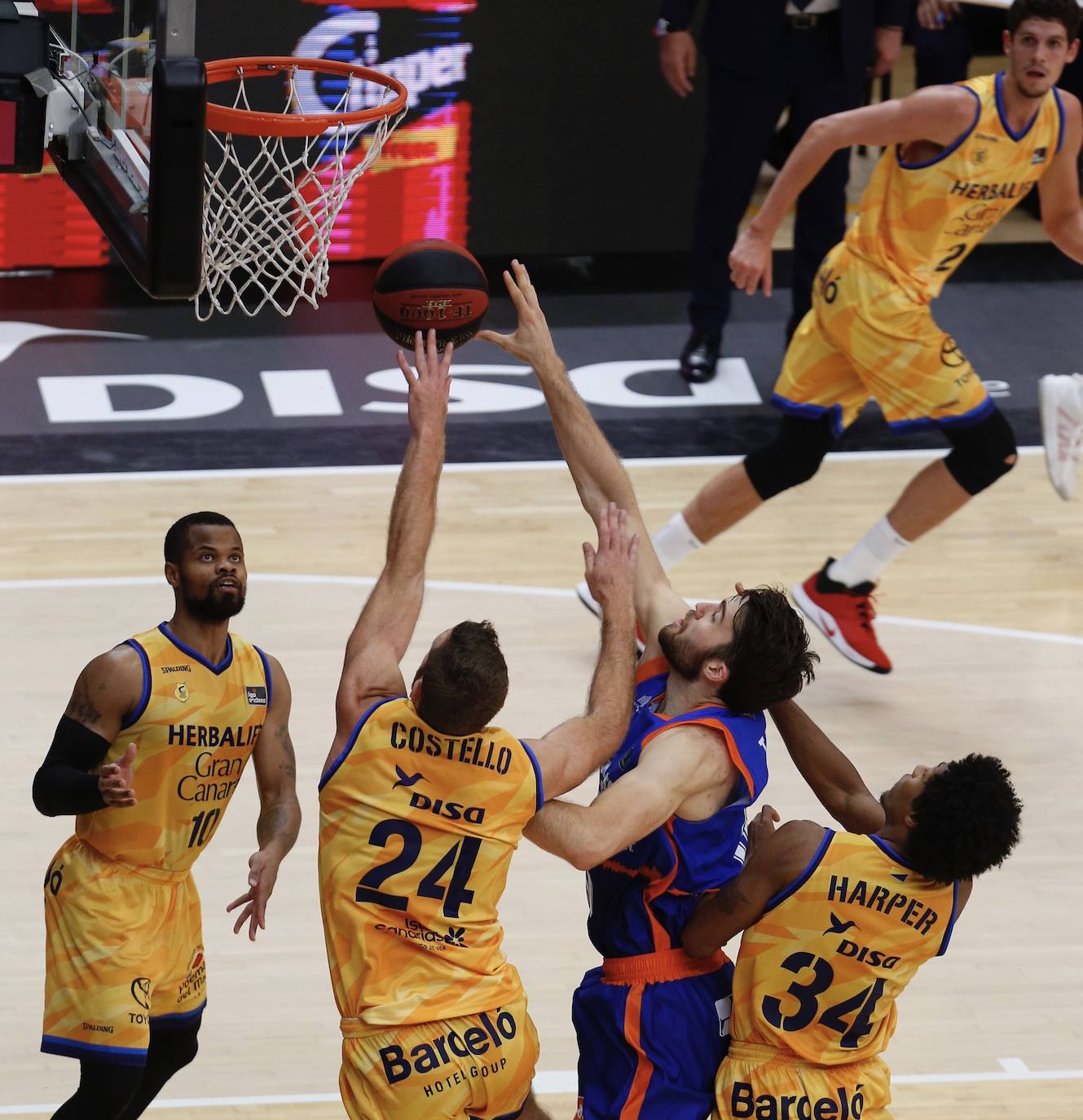 El Valencia Basket ha arrolado a un flojo Herbalife Gran Canaria en un triunfo que le clasifica para las semifinales de esta fase final de la Liga Endesa y que permite la histórica clasificación del San Pablo Burgos al tiempo que provoca una no menos inesperada eliminación del Real Madrid. 