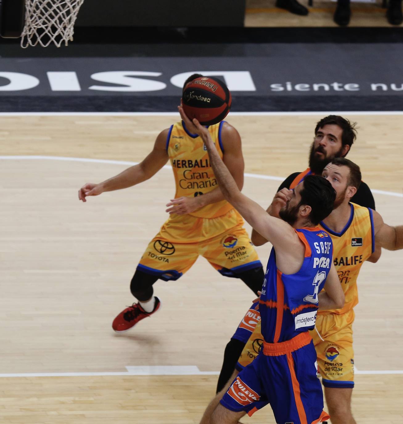 El Valencia Basket ha arrolado a un flojo Herbalife Gran Canaria en un triunfo que le clasifica para las semifinales de esta fase final de la Liga Endesa y que permite la histórica clasificación del San Pablo Burgos al tiempo que provoca una no menos inesperada eliminación del Real Madrid. 