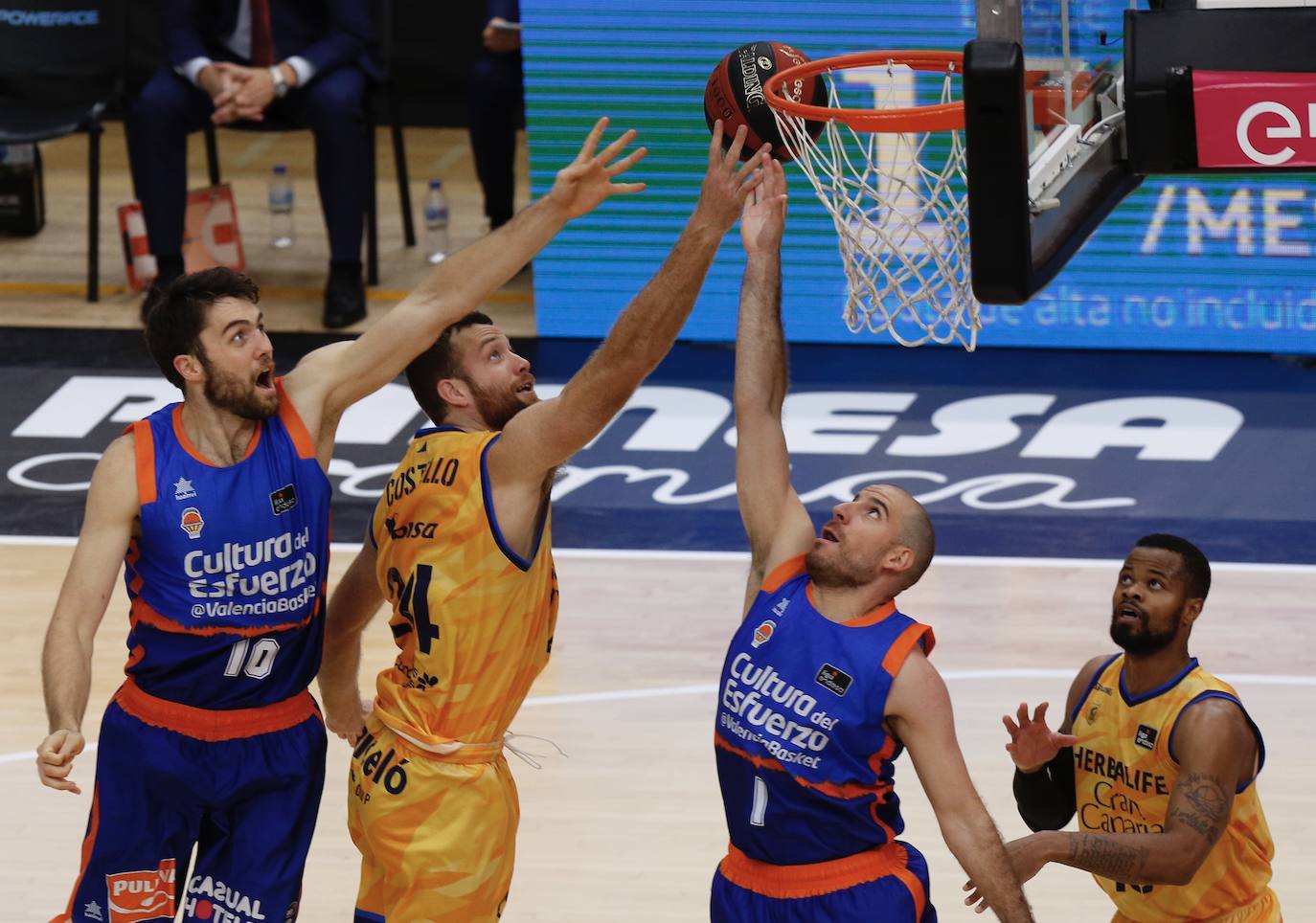 El Valencia Basket ha arrolado a un flojo Herbalife Gran Canaria en un triunfo que le clasifica para las semifinales de esta fase final de la Liga Endesa y que permite la histórica clasificación del San Pablo Burgos al tiempo que provoca una no menos inesperada eliminación del Real Madrid. 