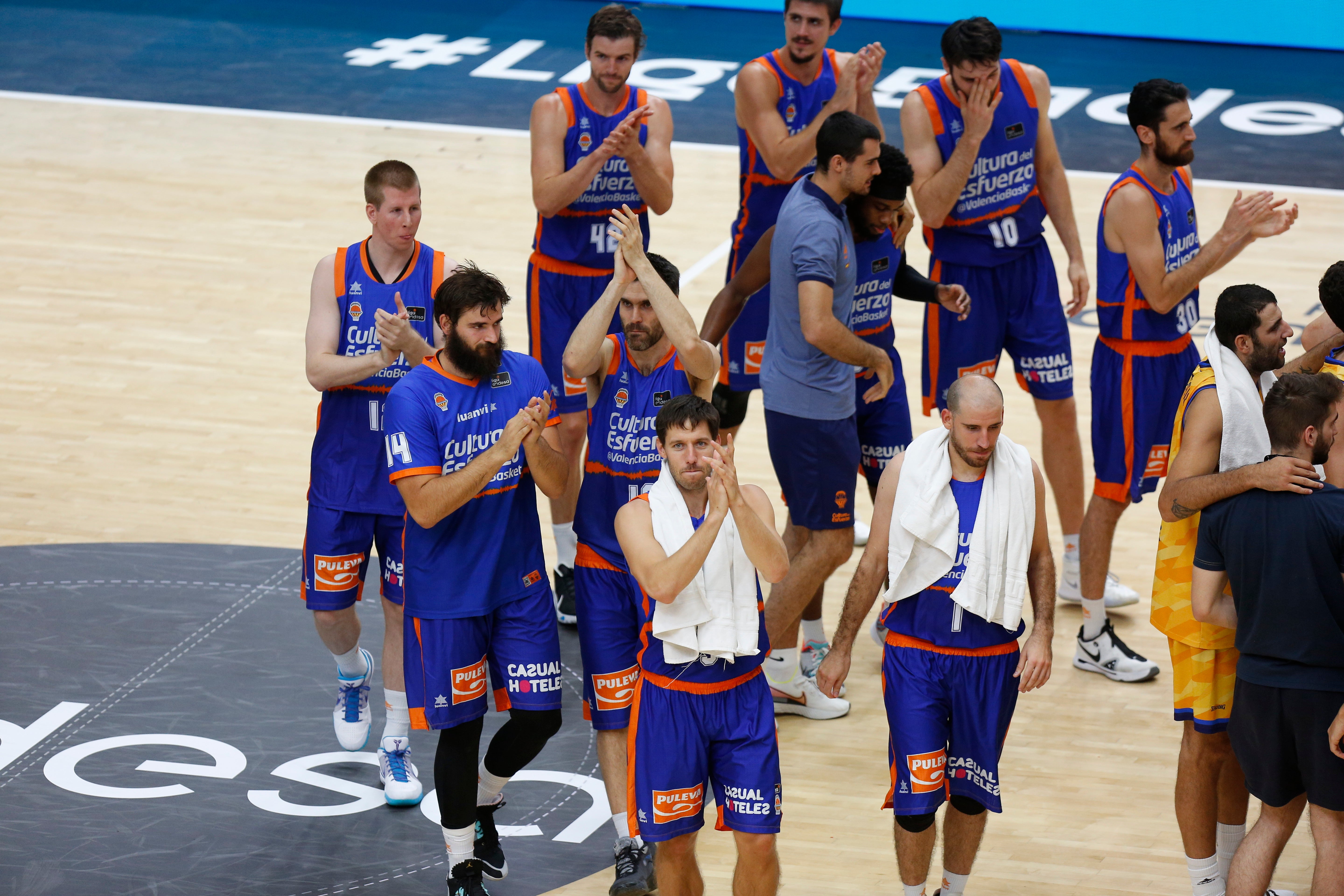 El Valencia Basket ha arrolado a un flojo Herbalife Gran Canaria en un triunfo que le clasifica para las semifinales de esta fase final de la Liga Endesa y que permite la histórica clasificación del San Pablo Burgos al tiempo que provoca una no menos inesperada eliminación del Real Madrid. 