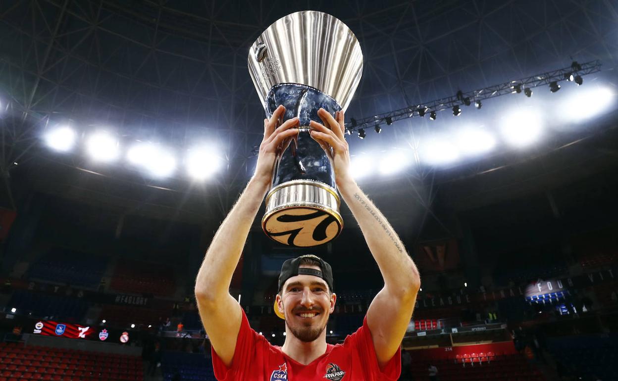 Nando De Colo levanta el trofeo de campeón de la Euroliga ganado en Vitoria en 2019. 