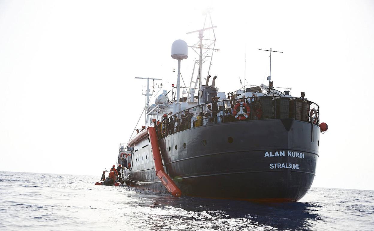 Imagen del barco de rescate Alan Kurdi en la costa de Libia. 