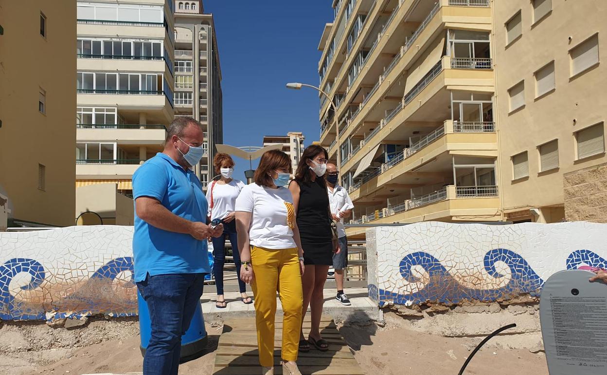 Avelino Mascarell, Isabel Bonig y Eva Palomares en la visita a la playa de Tavernes. 