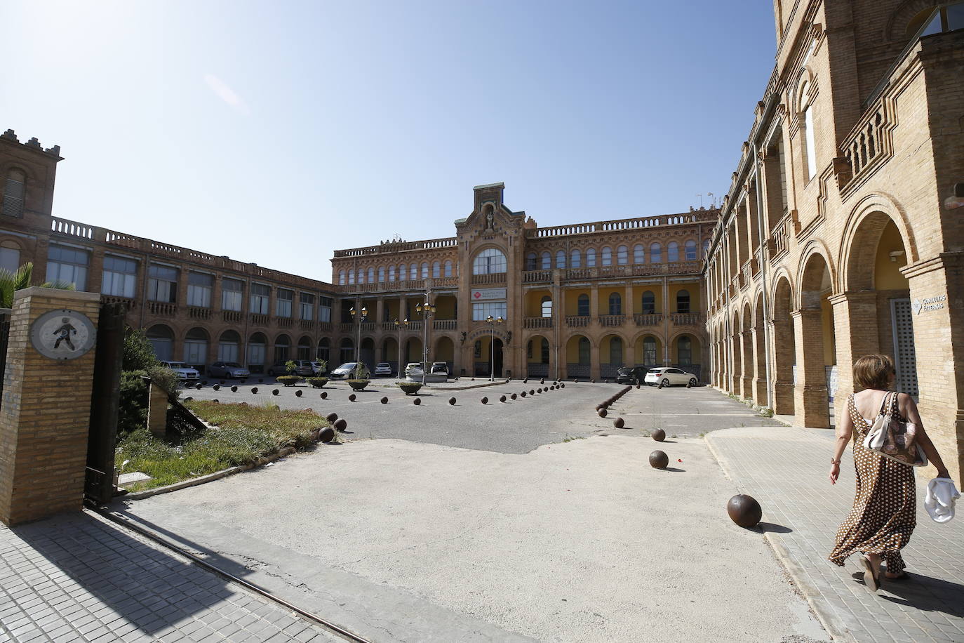 El hospital Valencia al Mar, antiguo asilo de San Juan de Dios, cierra sus puertas después de más de un siglo de historia. La actividad asistencial instalada en el emblemático edificio modernista, inaugurado en la primera década de 1900 y declarado patrimonio histórico-artístico, se despide del distrito Marítimo de Valencia con dolor, tanto de sus gestores como de los propios trabajadores. 