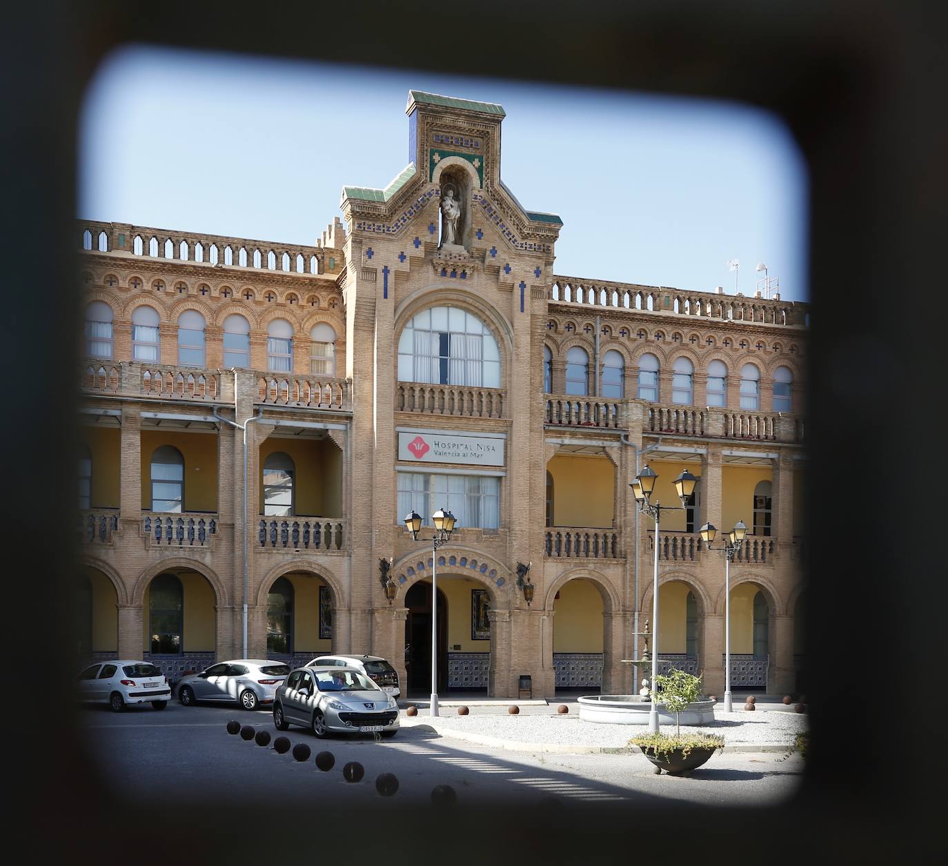 El hospital Valencia al Mar, antiguo asilo de San Juan de Dios, cierra sus puertas después de más de un siglo de historia. La actividad asistencial instalada en el emblemático edificio modernista, inaugurado en la primera década de 1900 y declarado patrimonio histórico-artístico, se despide del distrito Marítimo de Valencia con dolor, tanto de sus gestores como de los propios trabajadores. 