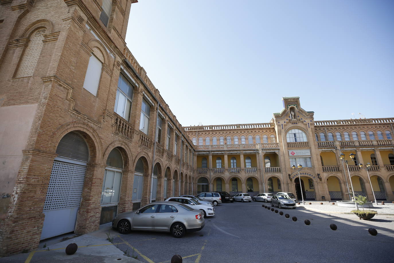 El hospital Valencia al Mar, antiguo asilo de San Juan de Dios, cierra sus puertas después de más de un siglo de historia. La actividad asistencial instalada en el emblemático edificio modernista, inaugurado en la primera década de 1900 y declarado patrimonio histórico-artístico, se despide del distrito Marítimo de Valencia con dolor, tanto de sus gestores como de los propios trabajadores. 