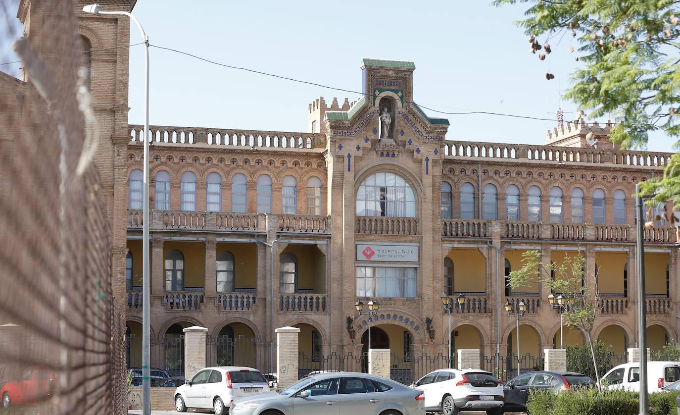 El hospital Valencia al Mar, antiguo asilo de San Juan de Dios, cierra sus puertas después de más de un siglo de historia. La actividad asistencial instalada en el emblemático edificio modernista, inaugurado en la primera década de 1900 y declarado patrimonio histórico-artístico, se despide del distrito Marítimo de Valencia con dolor, tanto de sus gestores como de los propios trabajadores. 