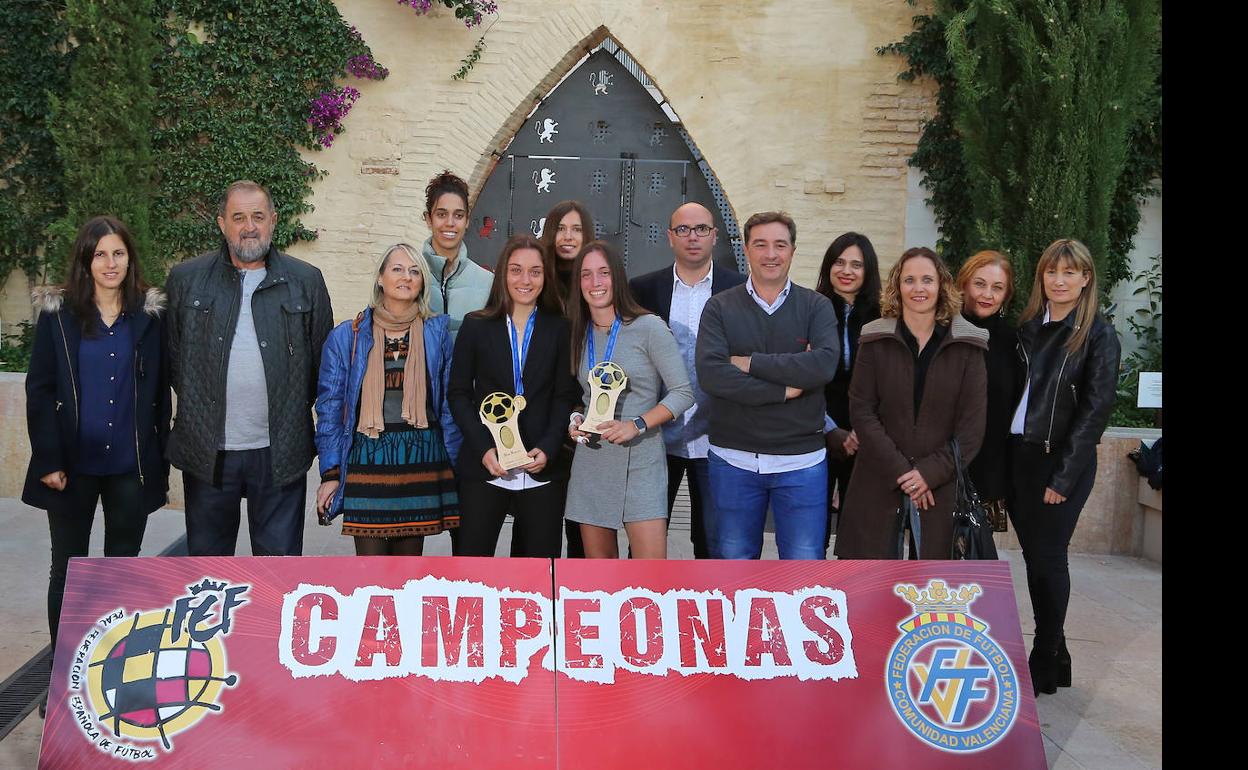 Pepe Ibáñez (segundo a la izquierda), en el homenaje a Aixa y Eva Navarro, campeonas del mundo sub-17. 