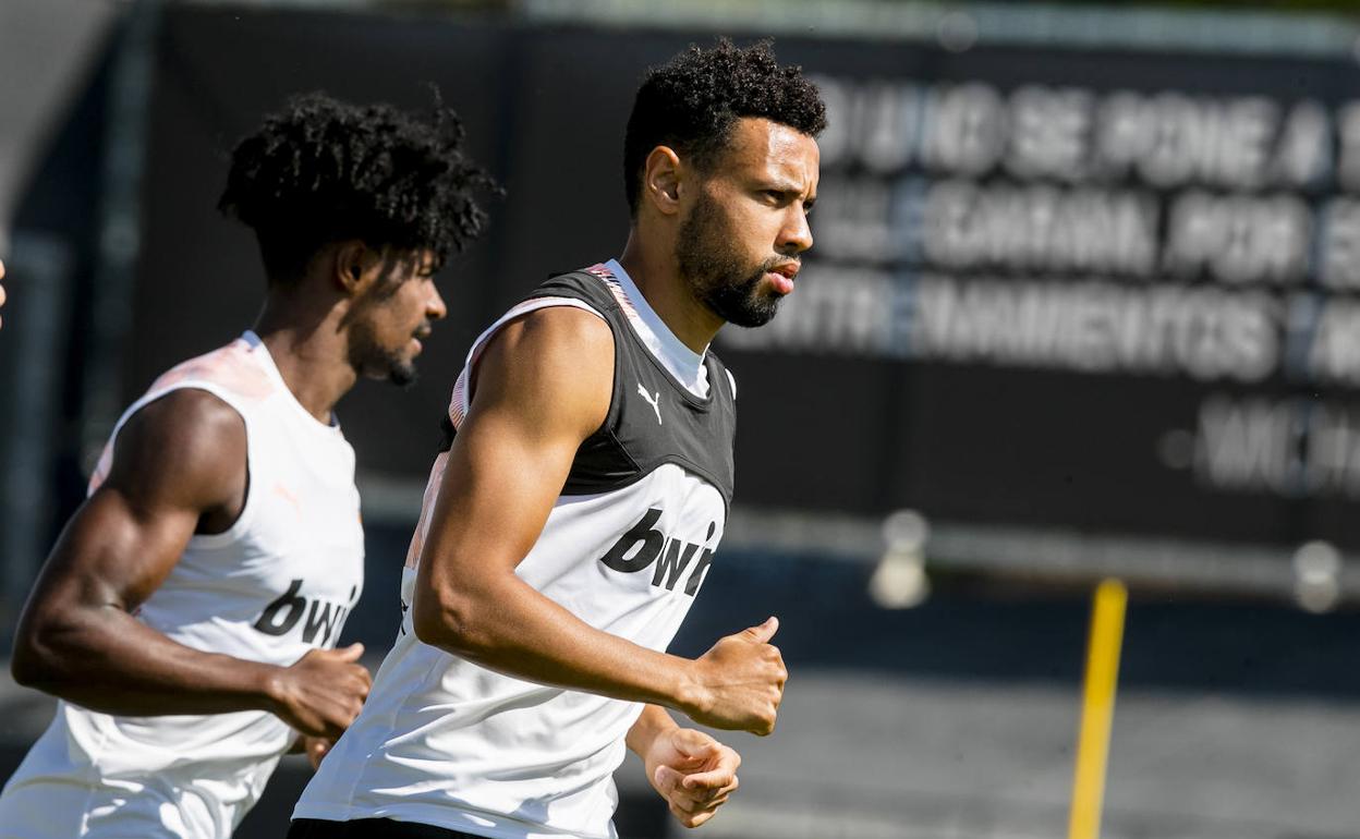 Coquelin corre junto a Correia en la sesión matinal de ayer tras superar su lesión. 