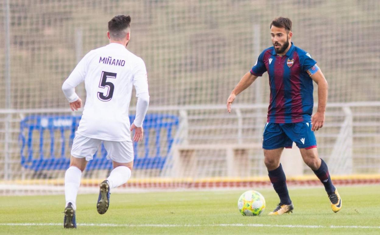 Joan Monterde conduce el balón durante un partido del Atlético Levante.