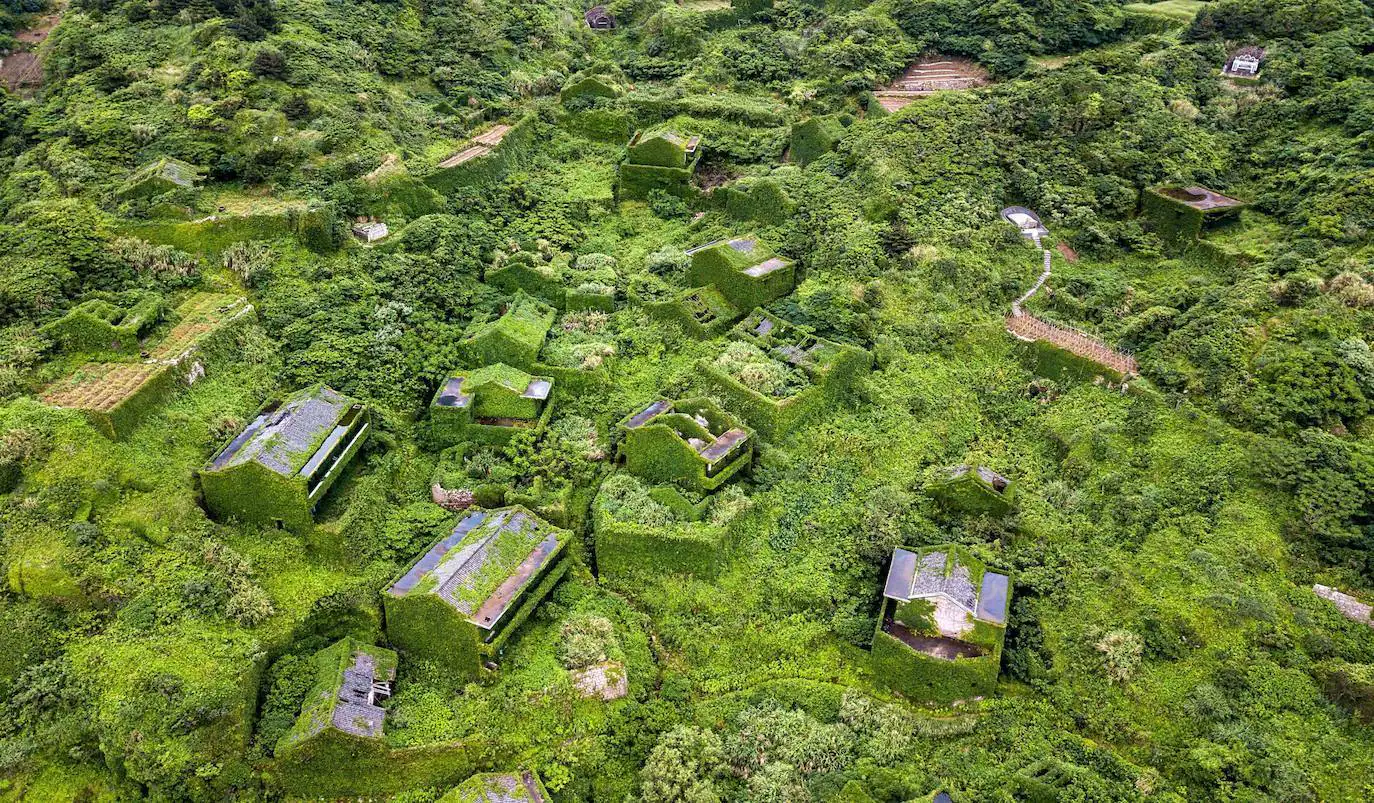 Houtouwan era una próspera comunidad de pescadores en la isla de Shenghshan (provincia oriental china de Zhejiang). En la década de 1990, la mayoría de la población abandonó el pueblo. Los pescadores locales no podían competir con la fuerte industria del continente. El aislamiento y la dificultad de abastecimiento abocaron a la localidad al declive. La vegetación avanzó durante años hasta cubrir por completo viviendas y calles. La aldea se ha convertido desde hace unos años en un punto de atracción de turismo. 