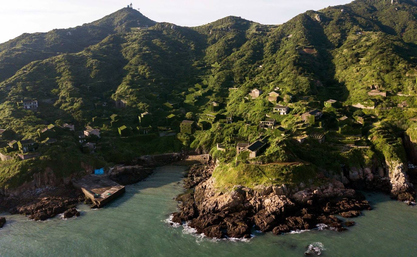 Houtouwan era una próspera comunidad de pescadores en la isla de Shenghshan (provincia oriental china de Zhejiang). En la década de 1990, la mayoría de la población abandonó el pueblo. Los pescadores locales no podían competir con la fuerte industria del continente. El aislamiento y la dificultad de abastecimiento abocaron a la localidad al declive. La vegetación avanzó durante años hasta cubrir por completo viviendas y calles. La aldea se ha convertido desde hace unos años en un punto de atracción de turismo. 