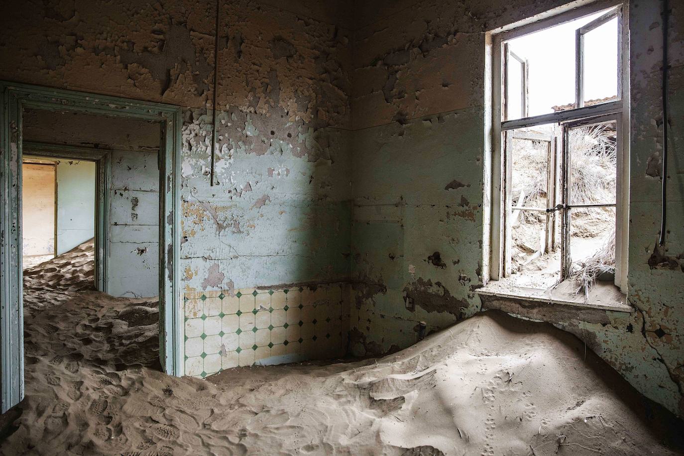 El hallazgo de diamantes dio lugar a la creación en 1908 de Kolmanskop, ciudad de estilo centroeuropeo situada al sur de la colonia alemana de Namibia. Tras la I Guerra Mundial, la caída de la producción provocó su declive y definitivo abandono en 1954. Su peculiar arquitectura, invadida por las arenas del desierto del Namib, la semejan más a un poblado del Lejano Oeste. 