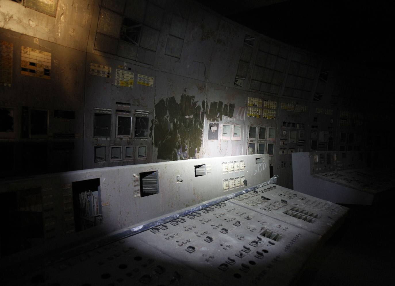 El mayor desastre nuclear de la historia tuvo lugar hace 34 años en Chernóbil. De acuerdo con evaluaciones oficiales, la explosión ocurrida en la madrugada del 26 de abril de 1986 esparció hasta 200 toneladas de material con una radiactividad de 50 millones de curies, equivalente a 500 bombas atómicas como la lanzada en Hiroshima. La llamada 'zona de exclusión' es un área que se extiende en un radio de 30 kilómetros alrededor de la central nuclear cuyo reactor número 4 saltó por los aires. Hasta diciembre de 2010, a la esta zona solo podía acceder personal autorizado, científicos, médicos y, con la debida autorización, periodistas. Ahora se organizan hasta viajes turísticos. 