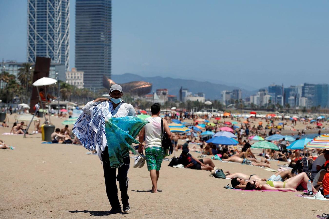 La playa de la Barceloneta de la Ciudad Condal, en las horas previas a la celebración de San Juan