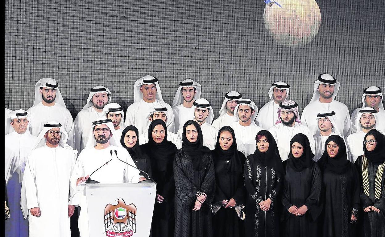 Presentación. El primer ministro de Emiratos Árabes, arropado por los técnicos que trabajan en el proyecto espacial.