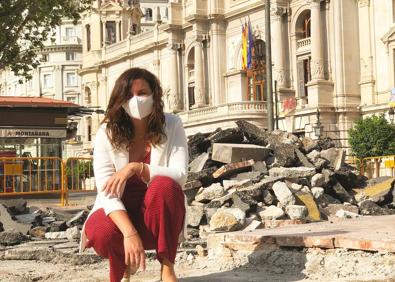 Imagen secundaria 1 - La plaza del Ayuntamiento de Valencia deja al descubierto su antiguo adoquinado