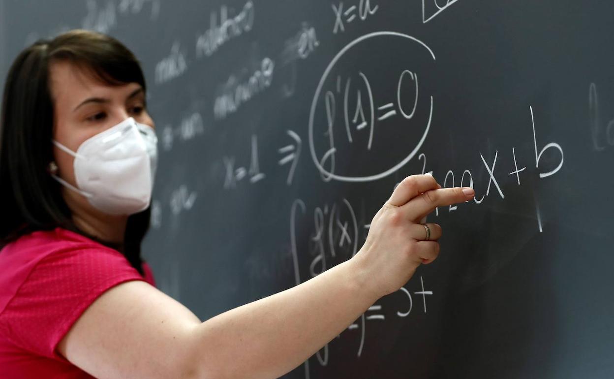 Profesora durante una clase de repaso de cara a la selectividad. 