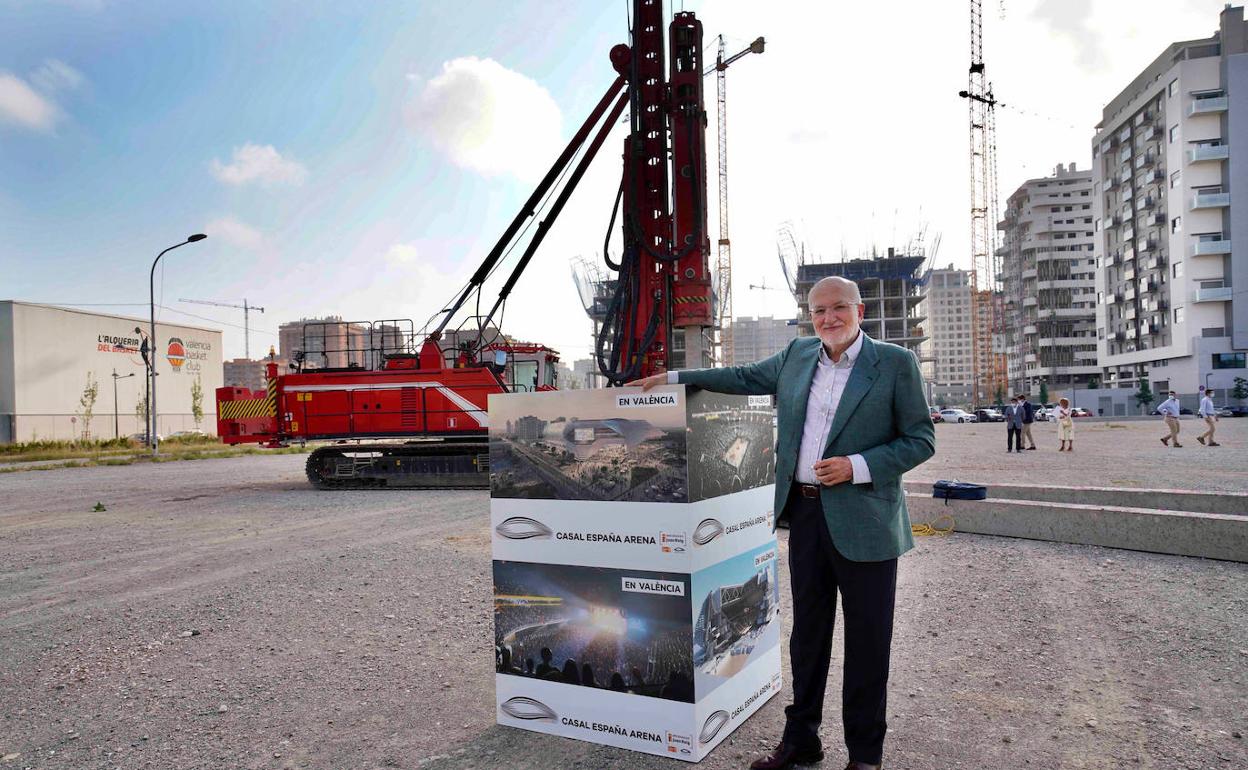 Juan Roig posa junto a la primera piedra de las obras. 