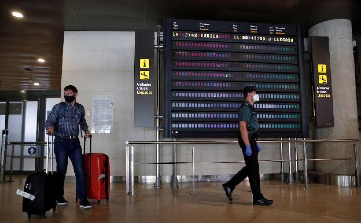 Pasajero en el aeropuerto. 