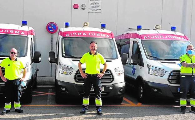 Las tres ambulancias en el terreno cedido.