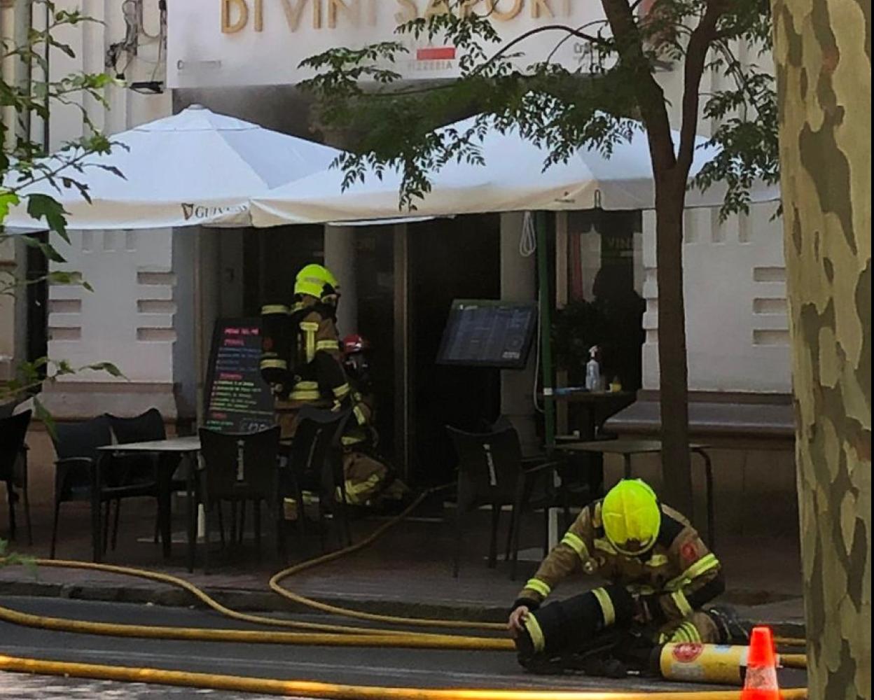 Bomberos en el local en el que se ha originado el incendio.