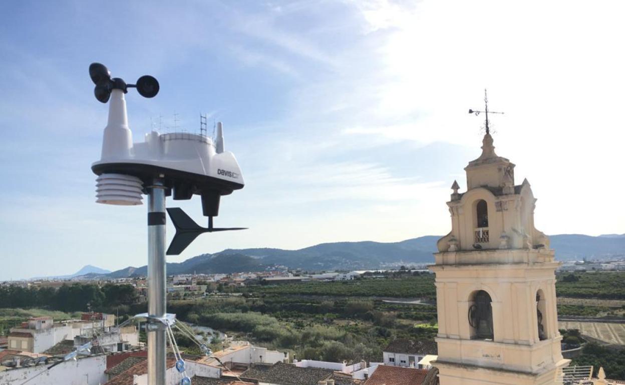 Estación meteorológica de El Real de Gandia, junto a la torre de la iglesia. 